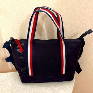 NWT, Tommy Hilfiger Sporty Purse, Nice!!